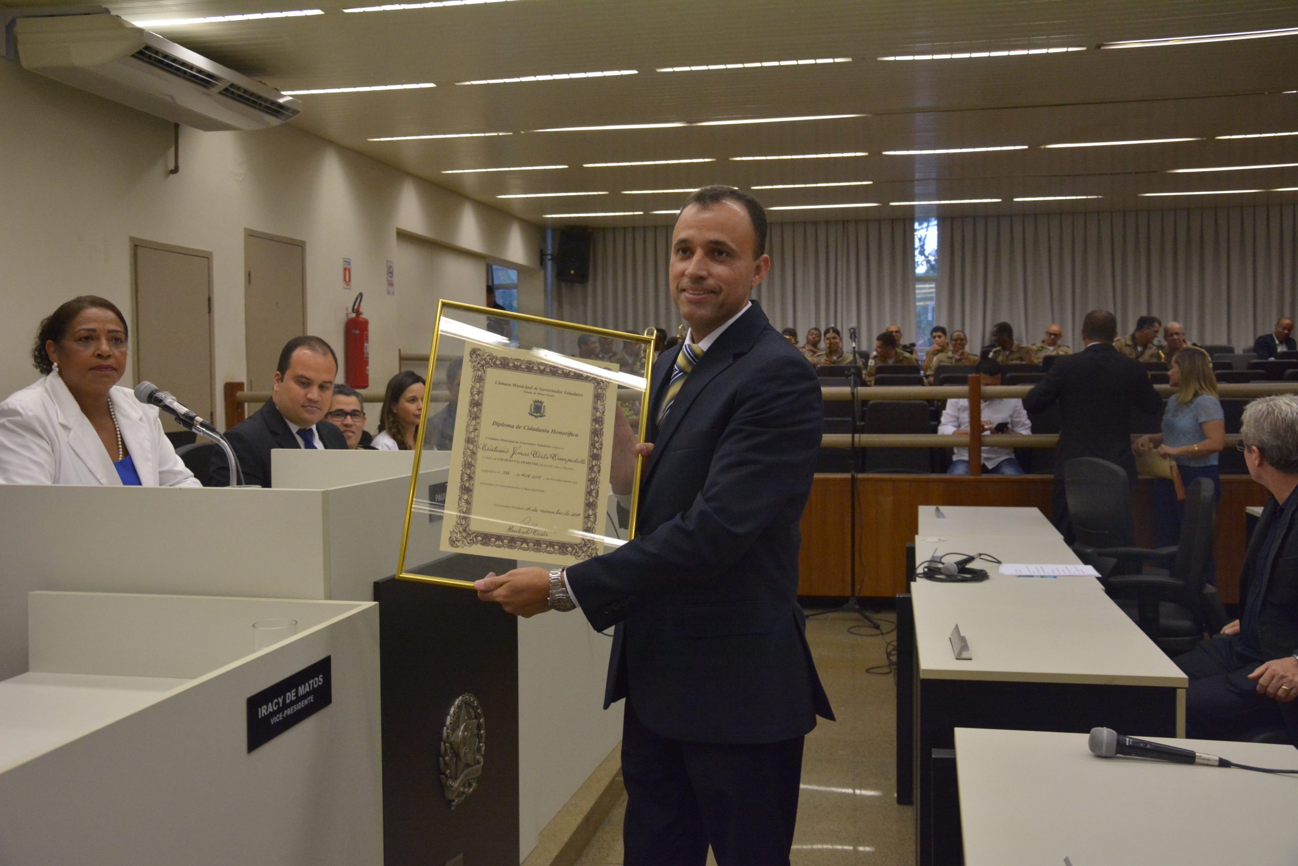 Professor Campidelli recebe Título Honorífico na CM