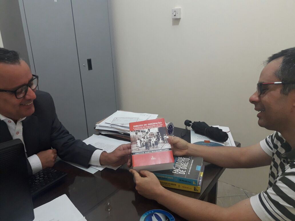 Fadivale recebe livros de egresso