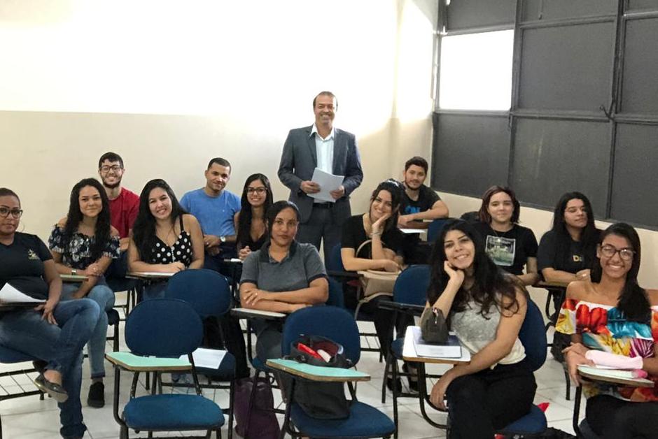 Acadêmicos do 7º período resolvem questões práticas cobradas na 2ª etapa do Exame de Ordem