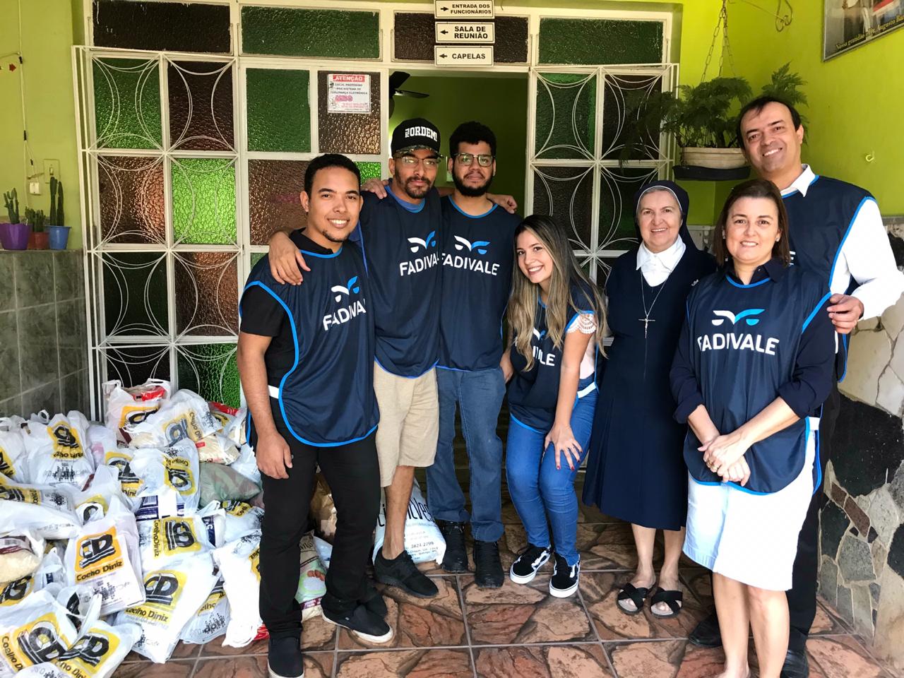 Ação social: universitários da Fadivale doam quase meia tonelada de alimentos arrecadados em campanha