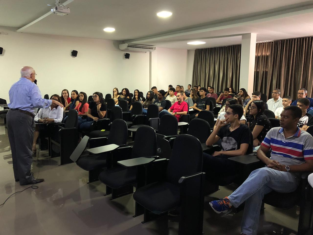 Novos alunos da FADIVALE recebem as boas-vindas na abertura do semestre